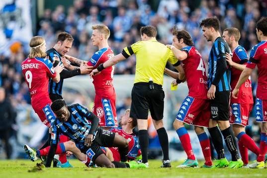 Sirius Niklas Busch Thor stoppas av IFK Göteborgs Elias
