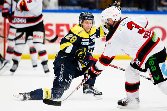 s Anton Bengtsson täcker ett skott