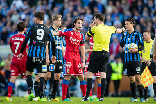 IFK Göteborgs Mikkel Diskerud diskuterar med domare Anders