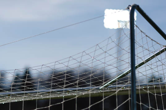 Vattendroppar i nätmaskorna före fotbollsmatchen i