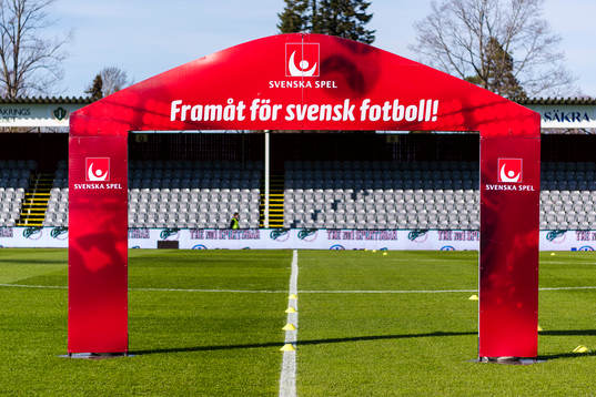 Svenska spels båge på spelplanen före fotbollsmatchen i