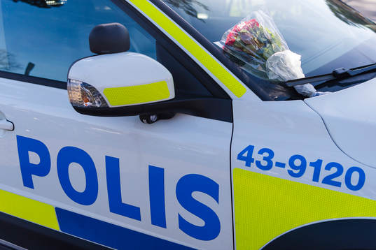 Någon har lämnat rosor på en polisbil utanför