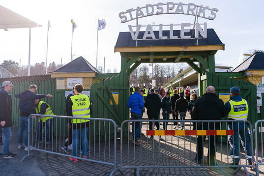 Entré till stadsparksvallen före fotbollsmatchen i