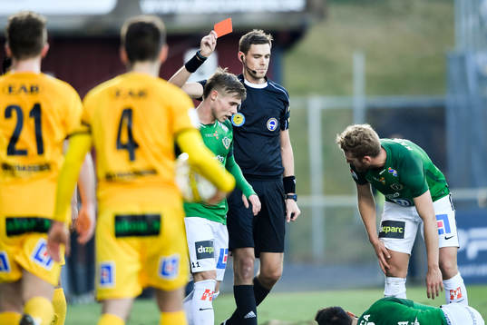 Halmstads Kosuke Kinoshita får rött kort