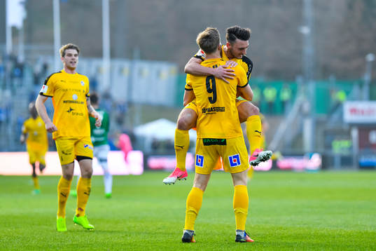 Halmstads Alexander Ruud Tveter och Sead Haksabanovic jublar