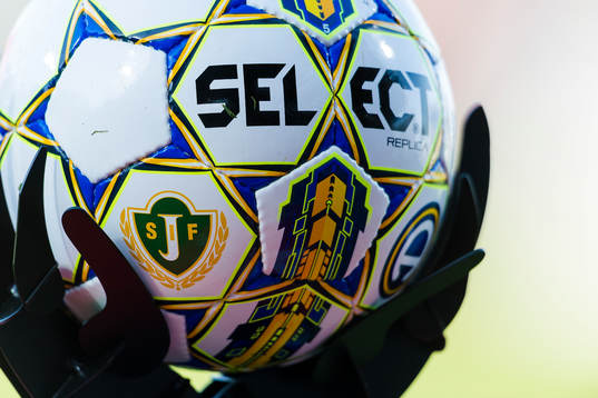 Matchboll före fotbollsmatchen i Allsvenskan mellan