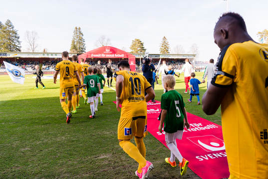 Spelare på väg ut på planen