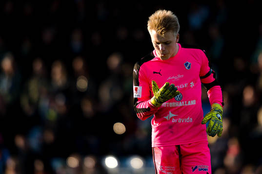Halmstads målvakt Isak Pettersson spottar i handsken