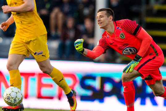 Jönköpings målvakt Evgeny Kobozev kastar ut bollen