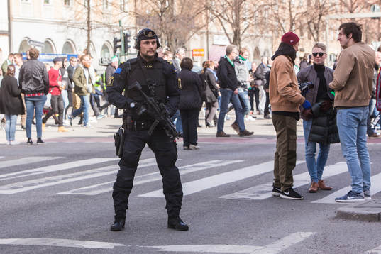 Poliser bevakar Hammarbys supportermarsch