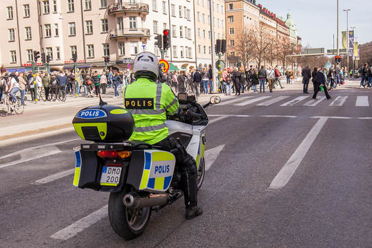 Poliser bevakar Hammarbys supportermarsch