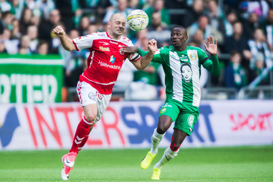 Kalmars Stefan Larsson i kamp om bollen med Hammarbys Pa