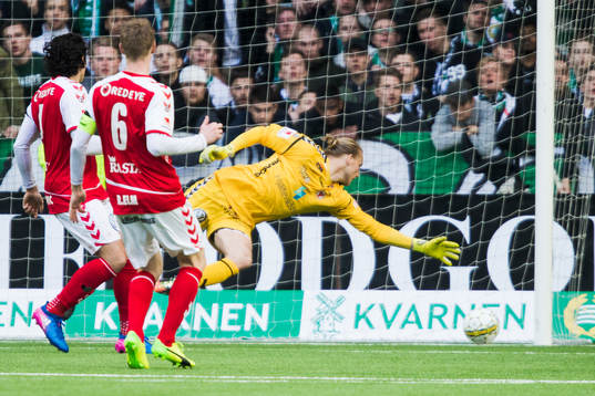 Hammarbys Björn Paulsen gör 1-1 bakom Kalmars målvakt