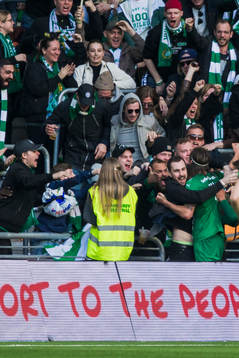 Hammarbys Björn Paulsen jublar med Hammarbys supportrar