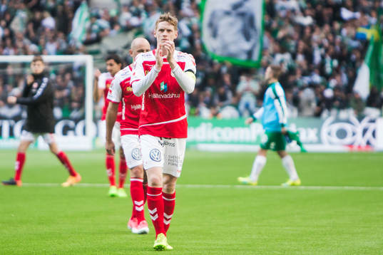 Kalmars Rasmus Elm applåderar publiken