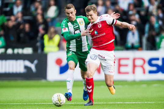 Hammarbys Mario Musa i kamp om bollen med Kalmars Svante
