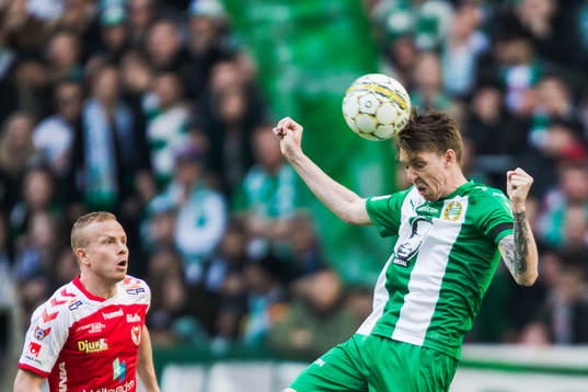 Hammarbys Birkir Mar Saevarsson i kamp om bollen med
