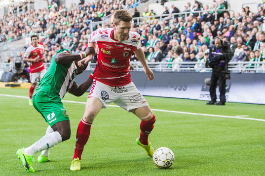 Kalmars David Elm i kamp om bollen med Hammarbys Joseph