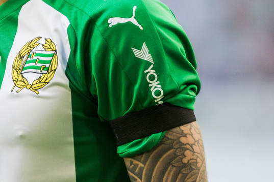 Hammarbys Jiloan Hamad med en svart armbindel