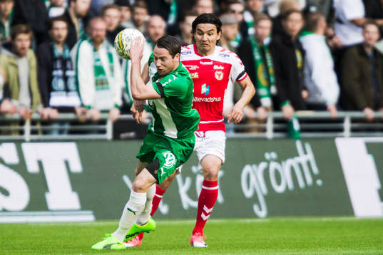 Kalmars Emin Nouri i kamp om bollen med Hammarbys Johan
