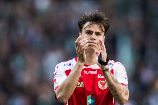 Kalmars Melker Hallberg applåderar publiken