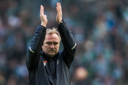 Kalmars assisterende tränare Jörgen Petersson applåderar