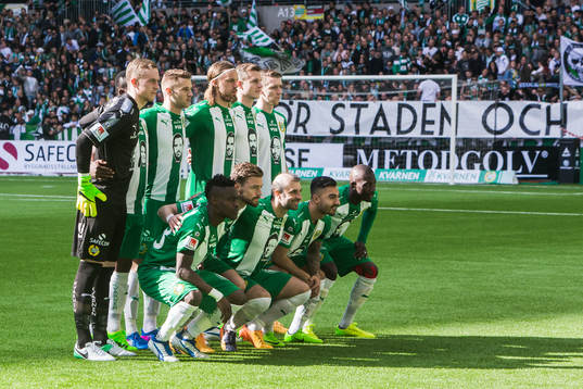 Hammarbys startelva ställer upp för ett gruppfoto med