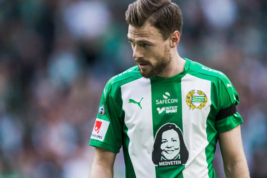 Hammarbys Arnor Smarason med ett sorgeband på armen och