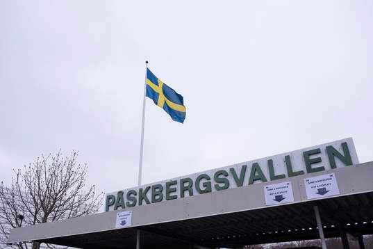 Svenska flaggan bakom entren till Påskbergsvallen innan