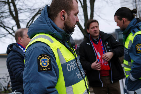 Ordningsvakt vid entrén