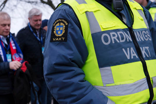 Ordningsvakt vid entrén