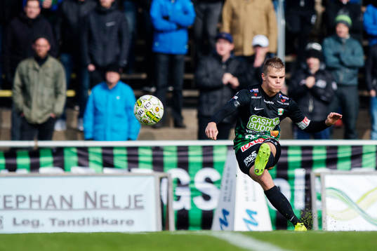 Varbergs Elias Andersson skjuter en frispark