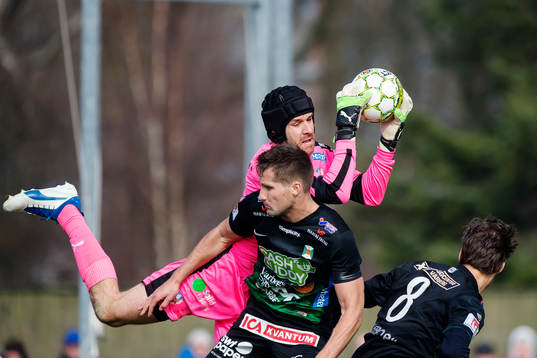 Helsingborgs målvakt Matt Pyzdrowski plockar bollen