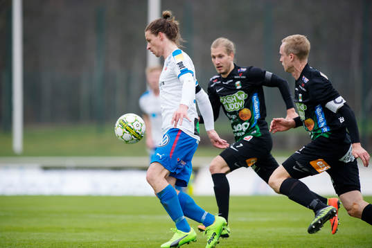 Helsingborgs Jesper Lange jagas av Varbergs Oliver