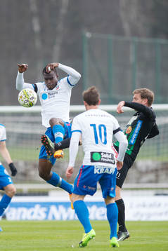 Helsingborgs Oke Akpoveta i kamp om bollen med Varbergs
