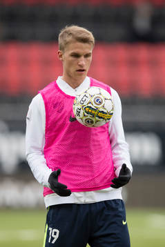 Norrköpings Sebastian Andersson värmer upp