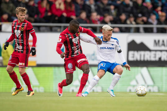 Norrköpings Nicklas Bärkroth mot Ken Sema