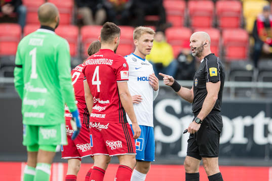 Domare Stefan Johannesson diskuterar med spelarna