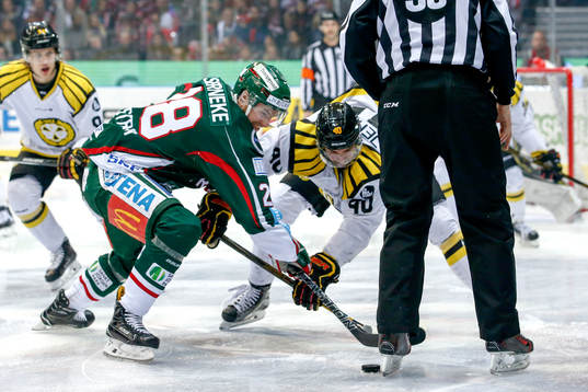 Frölundas Johan Sundström och Brynäs Jesper Jensen tekar