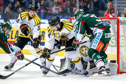 Frölundas Carl Grundström oroar framför Brynäs målvakt