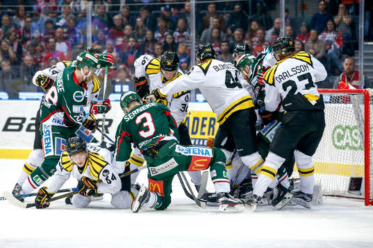 Stöktigt framför Brynäs målvakt Felix Sandström