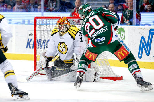 Frölundas Joel Lundqvist och Brynäs målvakt Felix