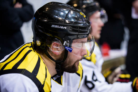 Brynäs Simon Bertilsson sittande på bänken