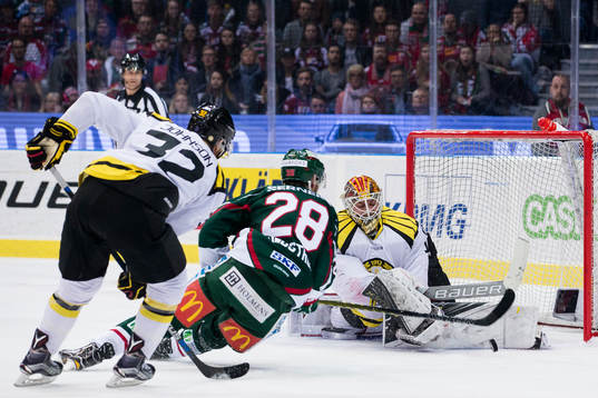 Brynäs målvakt Felix Sandström med en räddning på