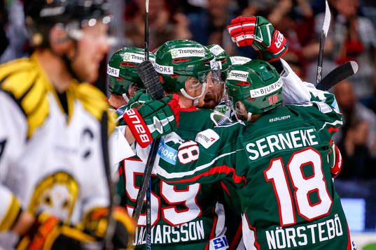 Frölundas Victor Olofsson jublar med lagkamrater