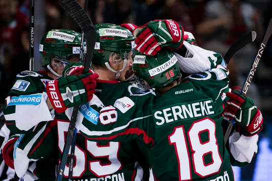 Frölundas Victor Olofsson jublar och omfamnas