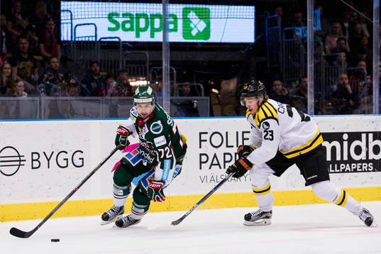 Frölundas Patrik Carlsson före Brynäs Lucas Carlsson