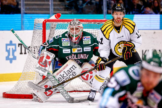 Frölundas målvakt Johan Gustafsson och Brynäs Kevin Clark