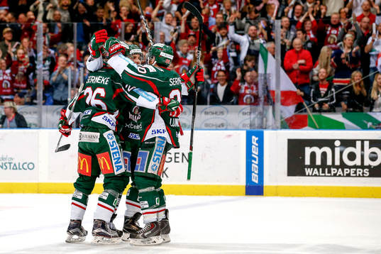 Frölundas Rasmus Dahlin jublar med lagkamrater