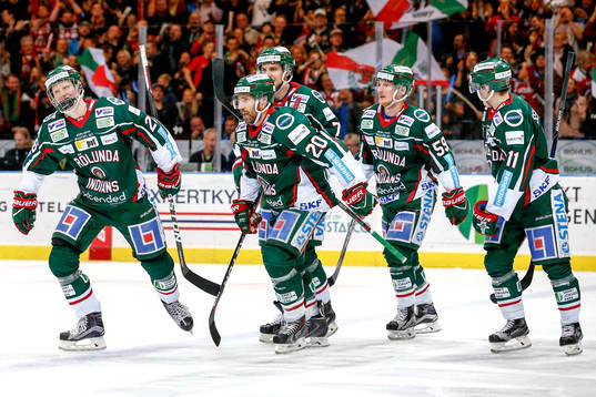 Frölundas Rasmus Dahlin jublar med lagkamrater